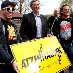 V.l.n.r.: Frauenarzt, Volker Lüdecke, Manny Marc