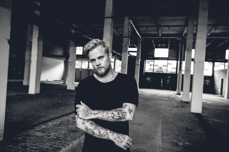Matt Gresham versteigert signierte Gitarre zugunsten von „Ein Herz für Kinder“